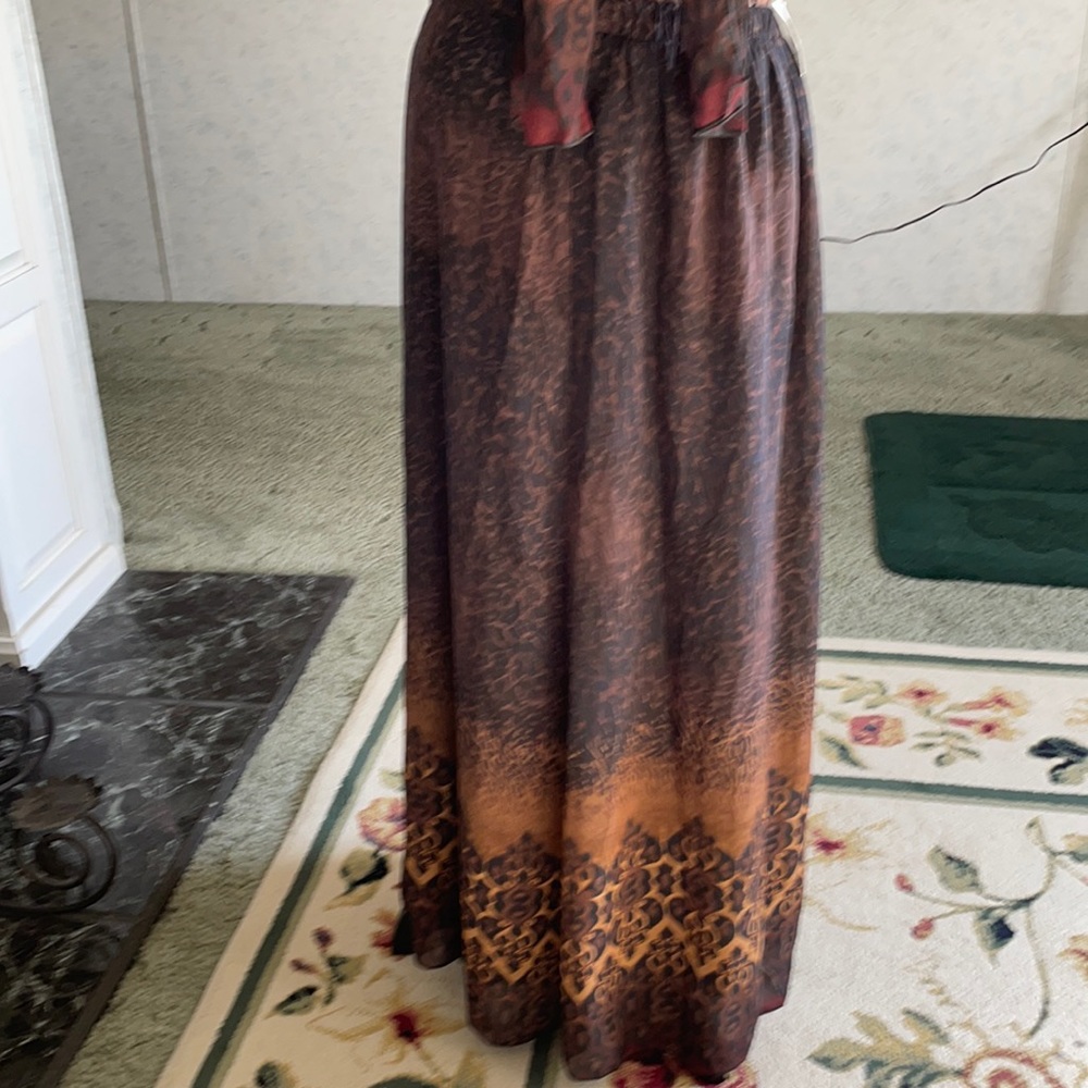 Beautiful skirt has matching shirt see my closet.